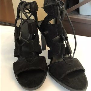 Brand New Vera Wang heels. Black. 6.5